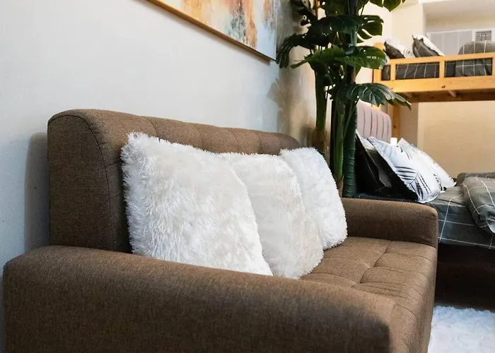 A2j Luxury Venice Near Bgc Malls Apartment *